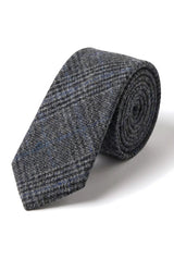 Compare as cores da gravata masculina de tweed espinha de peixe cinza e do lenço de bolso xadrez clássico.