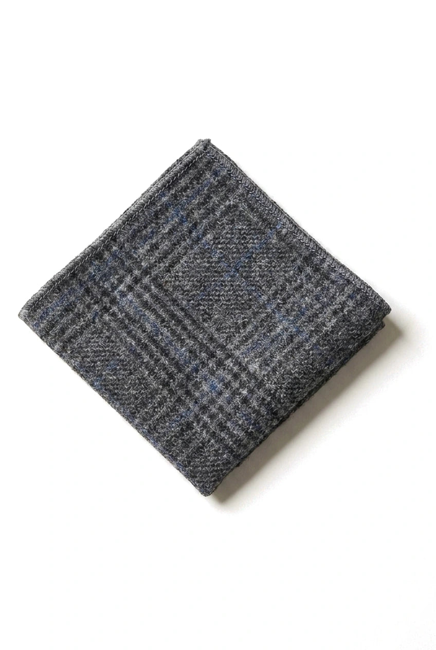 Compare as cores da gravata masculina de tweed espinha de peixe cinza e do lenço de bolso xadrez clássico.