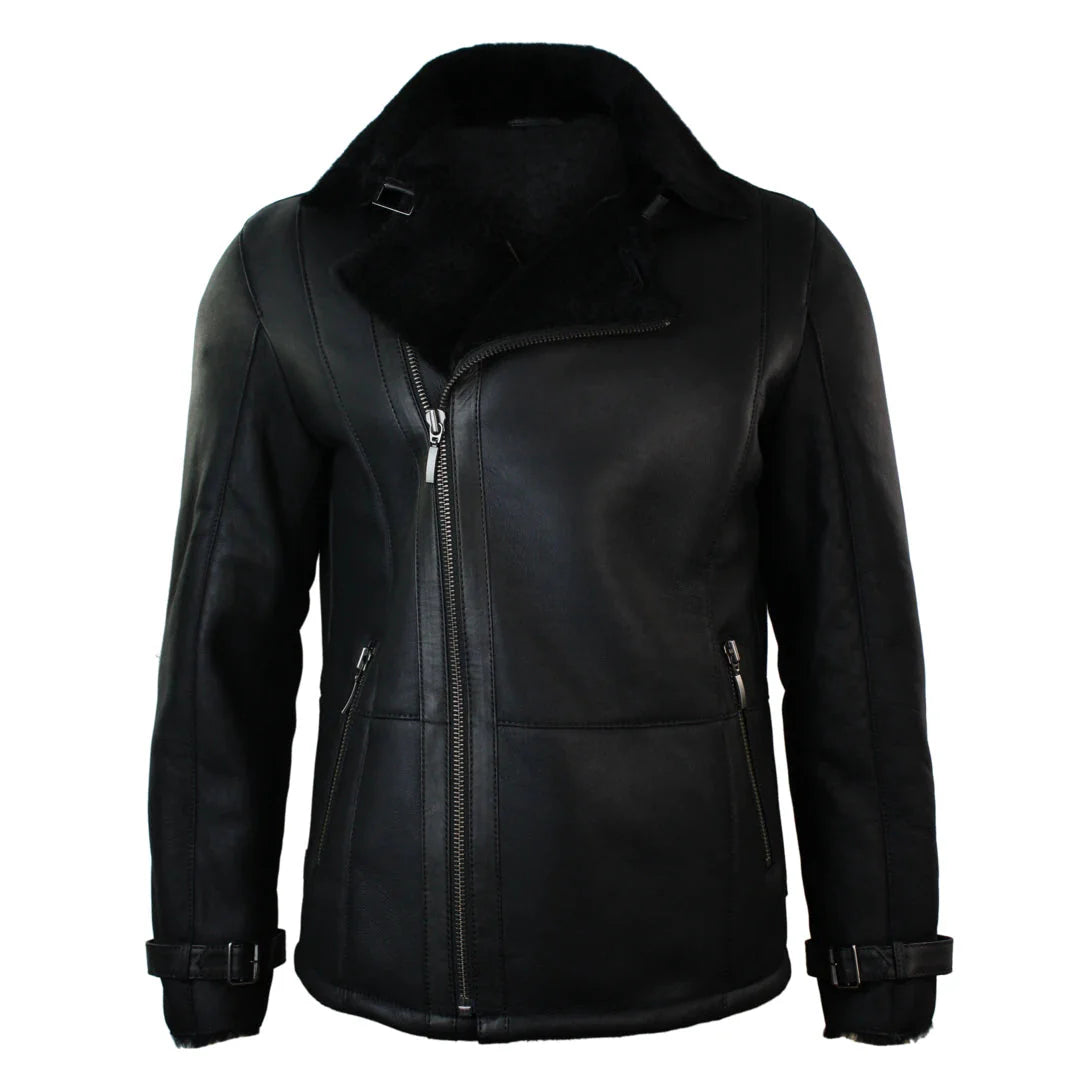 Jaqueta masculina de inverno em pele de carneiro preta, comprimento médio e modelagem ajustada, com zíper cruzado.