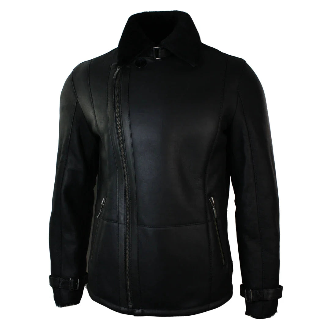 Jaqueta masculina de inverno em pele de carneiro preta, comprimento médio e modelagem ajustada, com zíper cruzado.