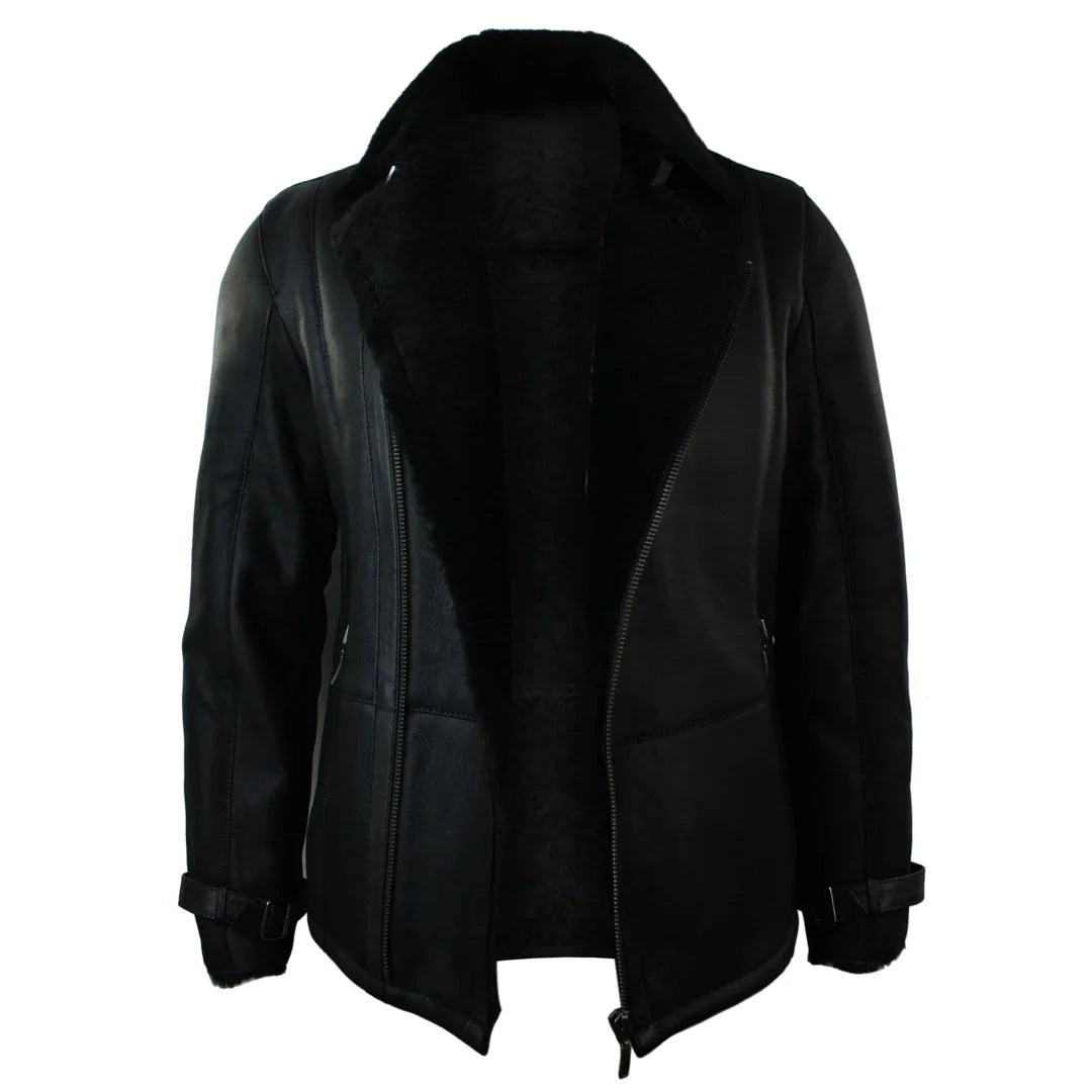 Jaqueta masculina de inverno em pele de carneiro preta, comprimento médio e modelagem ajustada, com zíper cruzado.