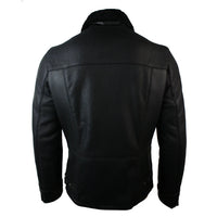 Jaqueta masculina de inverno em pele de carneiro preta, comprimento médio e modelagem ajustada, com zíper cruzado.