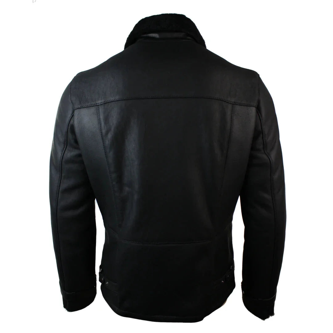 Jaqueta masculina de inverno em pele de carneiro preta, comprimento médio e modelagem ajustada, com zíper cruzado.