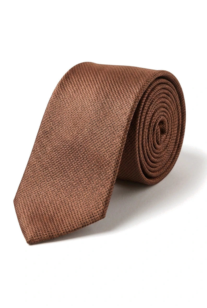 Conjunto de presente com gravata marrom com decote em diamante, lenço de bolso, abotoaduras e alfinete para gravata de camisa em cetim.
