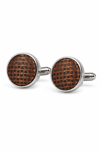 Conjunto de presente com gravata marrom com decote em diamante, lenço de bolso, abotoaduras e alfinete para gravata de camisa em cetim.