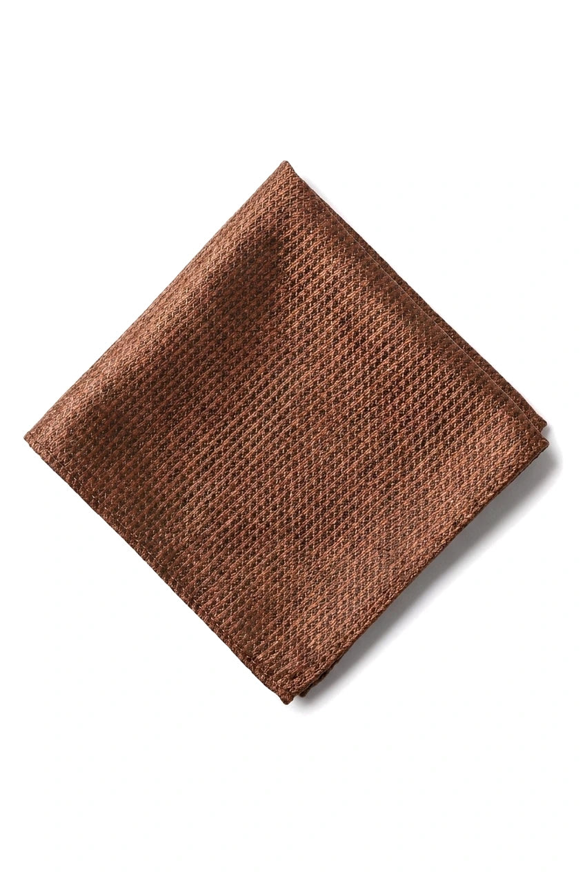 Conjunto de presente com gravata marrom com decote em diamante, lenço de bolso, abotoaduras e alfinete para gravata de camisa em cetim.