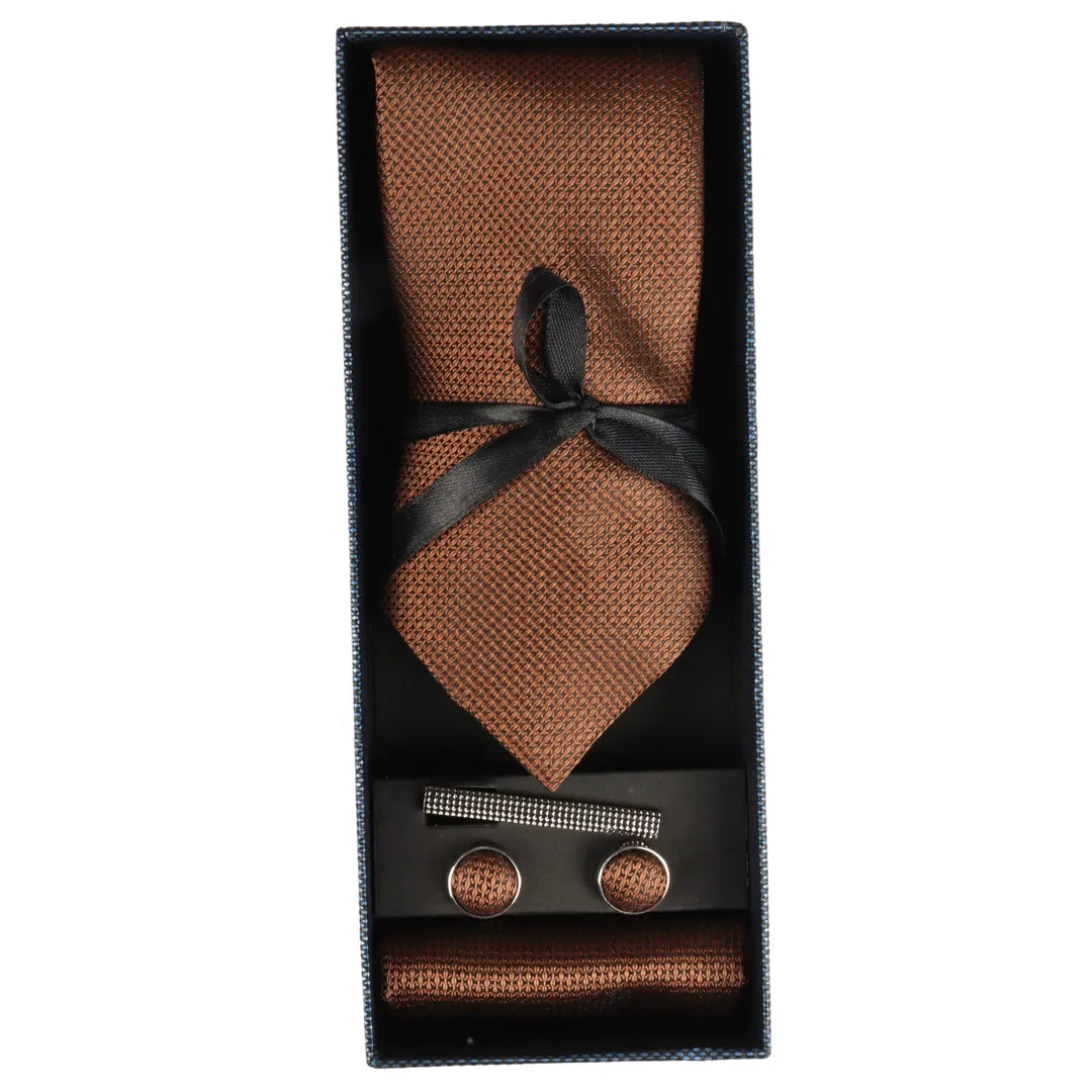 Conjunto de presente com gravata marrom com decote em diamante, lenço de bolso, abotoaduras e alfinete para gravata de camisa em cetim.