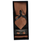 Conjunto de presente com gravata marrom com decote em diamante, lenço de bolso, abotoaduras e alfinete para gravata de camisa em cetim.
