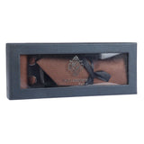 Conjunto de presente com gravata marrom com decote em diamante, lenço de bolso, abotoaduras e alfinete para gravata de camisa em cetim.