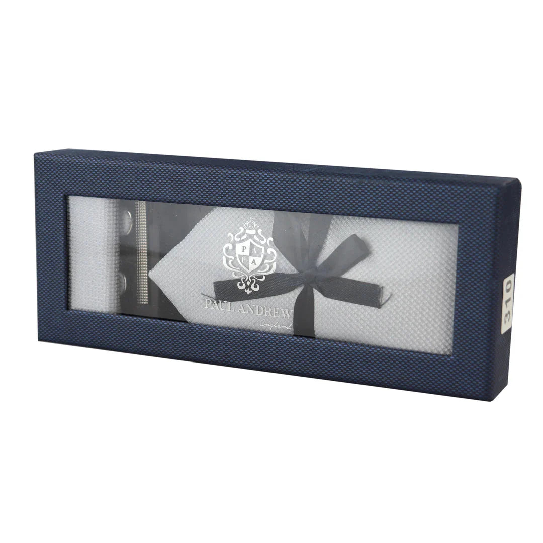 Conjunto de gravata prateada com diamantes, lenço de bolso, abotoaduras e alfinete para camisa, em cetim.