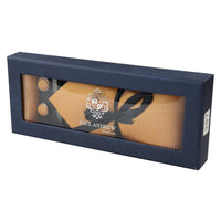 Conjunto de presente com gravata amarela com diamante, lenço de bolso, abotoaduras e alfinete para camisa em cetim.