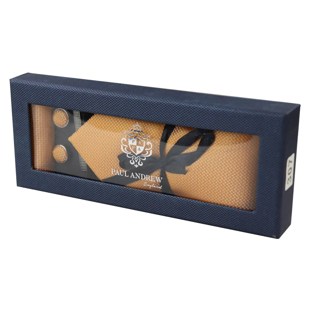 Conjunto de presente com gravata amarela com diamante, lenço de bolso, abotoaduras e alfinete para camisa em cetim.