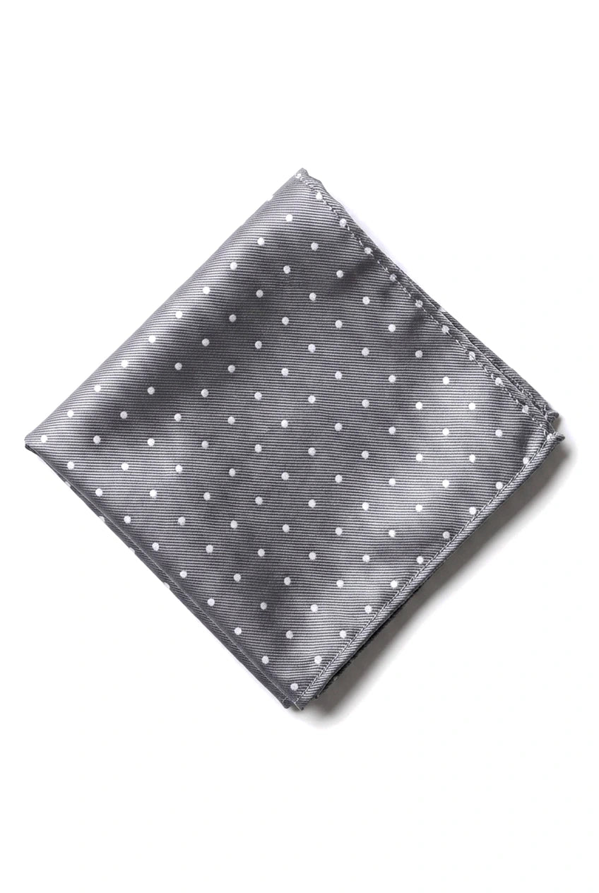 Conjunto de presente com gravata prateada com bolinhas, lenço de bolso, abotoaduras e alfinete de gravata em cetim de bolinhas.