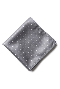 Conjunto de presente com gravata prateada com bolinhas, lenço de bolso, abotoaduras e alfinete de gravata em cetim de bolinhas.