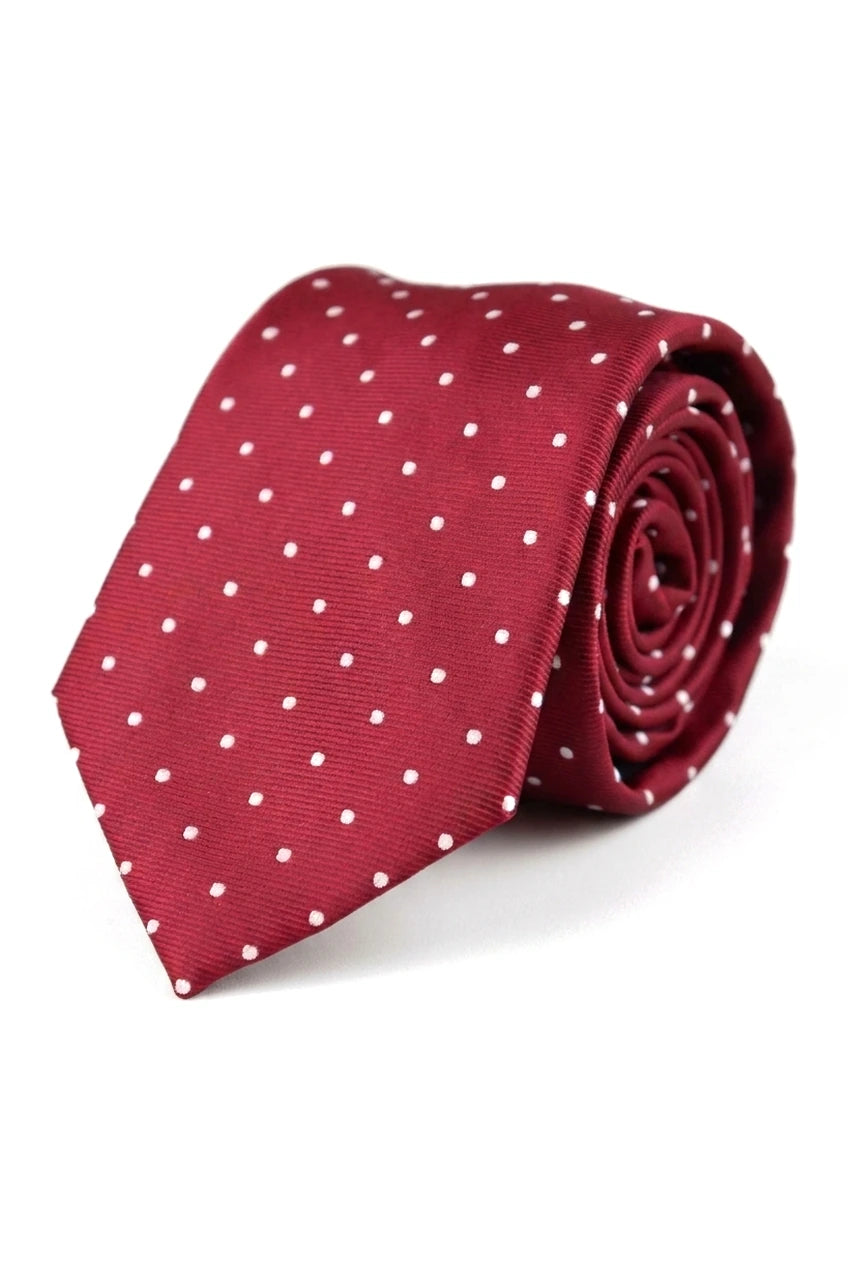 Conjunto de presente com gravata, lenço de bolso, abotoaduras e alfinete de gravata em cetim com estampa de bolinhas na cor vinho.