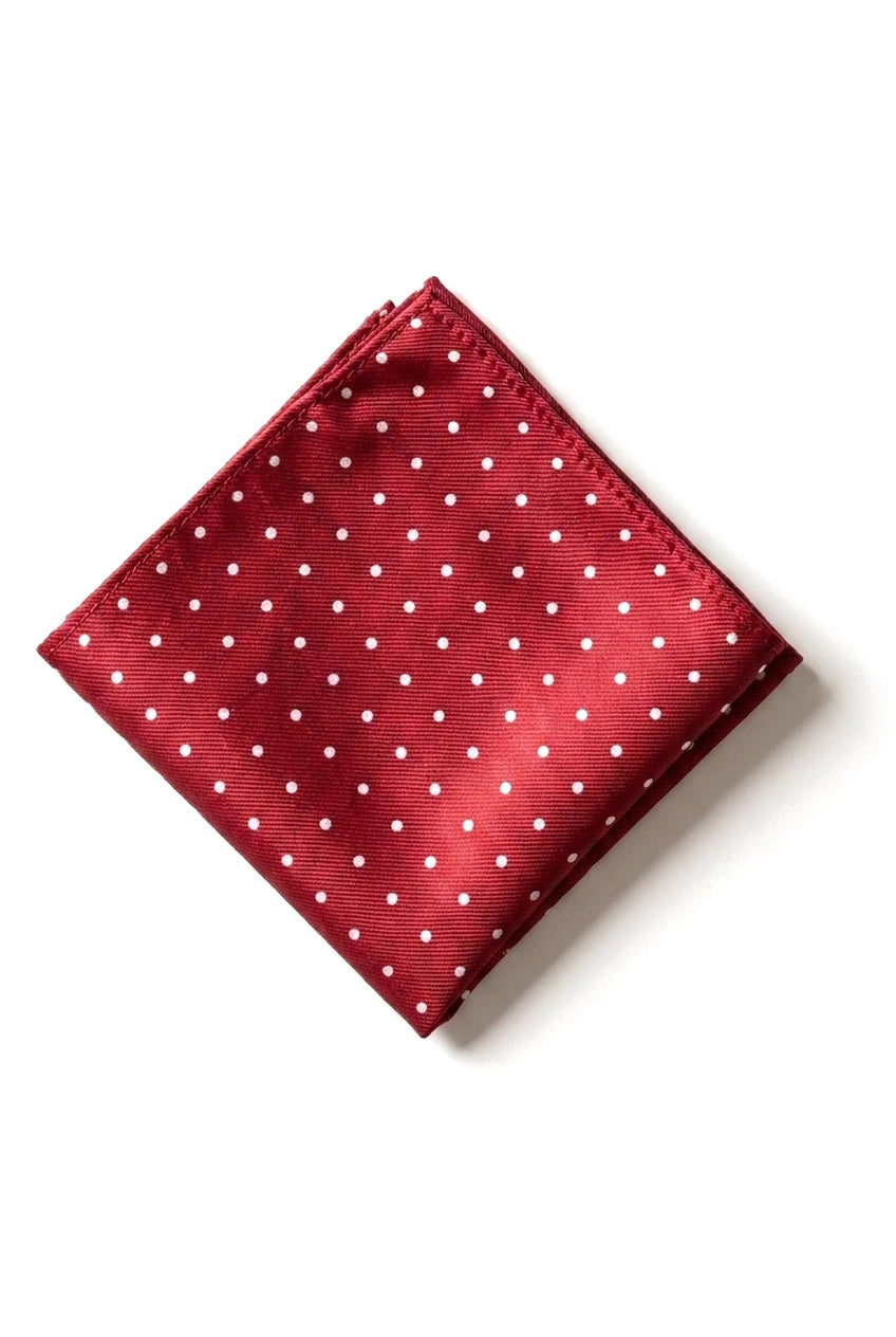 Conjunto de presente com gravata, lenço de bolso, abotoaduras e alfinete de gravata em cetim com estampa de bolinhas na cor vinho.