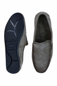 Mocassins masculinos de camurça genuína lavada, estilo slip-on, para um visual elegante e casual.