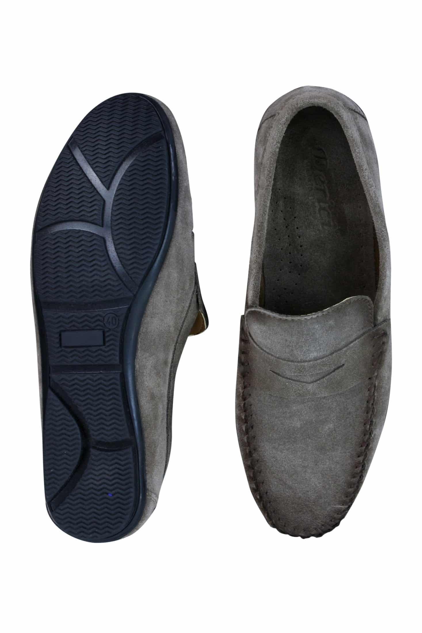 Mocassins masculinos de camurça genuína lavada, estilo slip-on, para um visual elegante e casual.