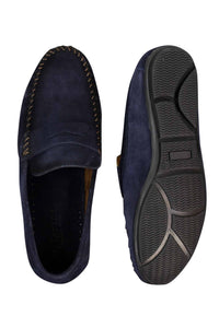 Mocassins masculinos de camurça genuína lavada, estilo slip-on, para um visual elegante e casual.