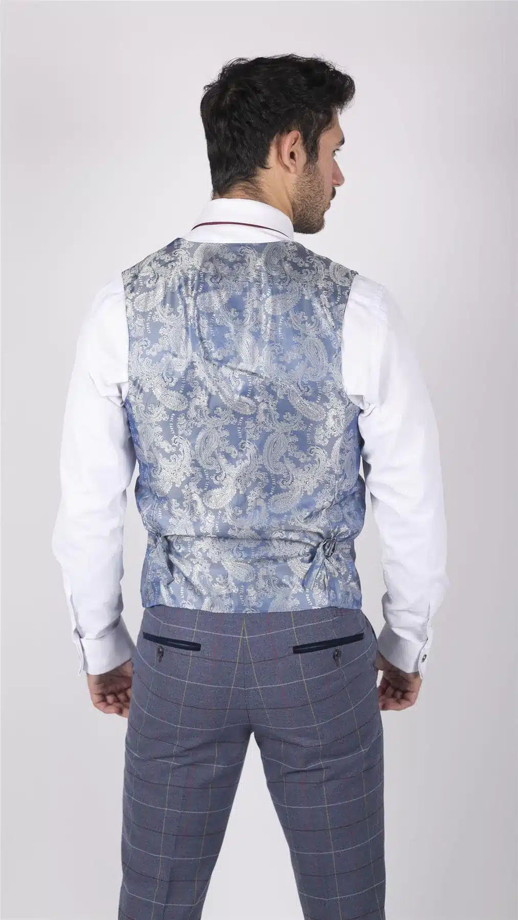 Colete masculino Marc Darcy xadrez azul, cinza e vermelho, estilo casual elegante, em tweed, corte slim.