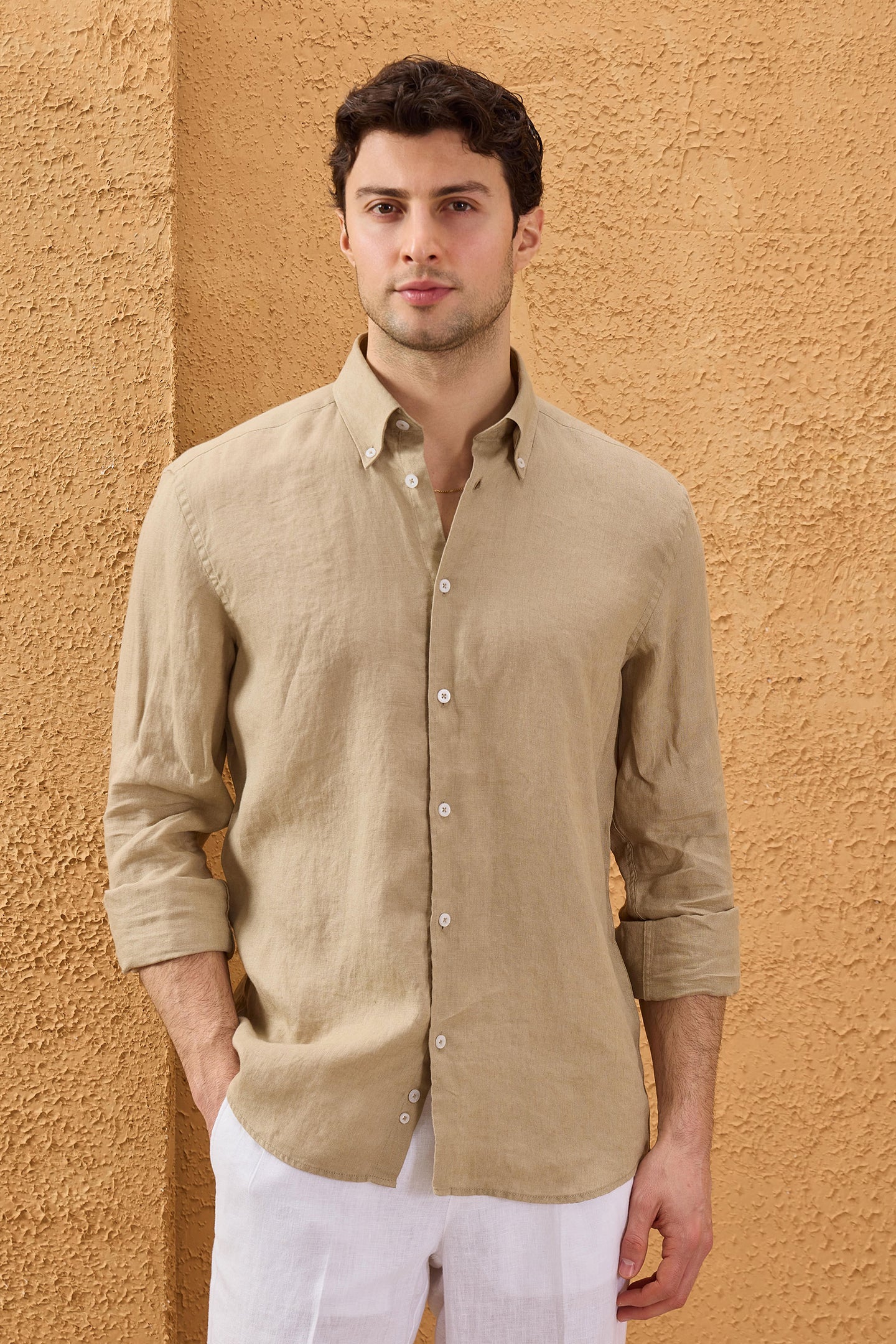 Camisa masculina de linho puro bege escuro, manga comprida, com botões, para o verão.