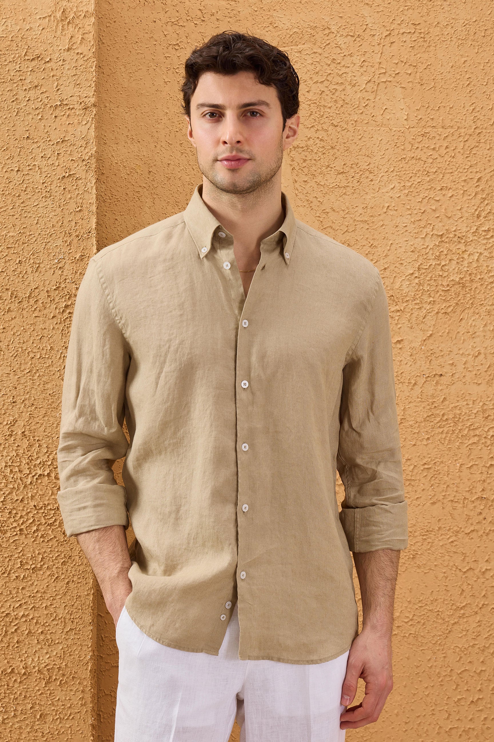 Camisa masculina de linho puro bege escuro, manga comprida, com botões, para o verão.