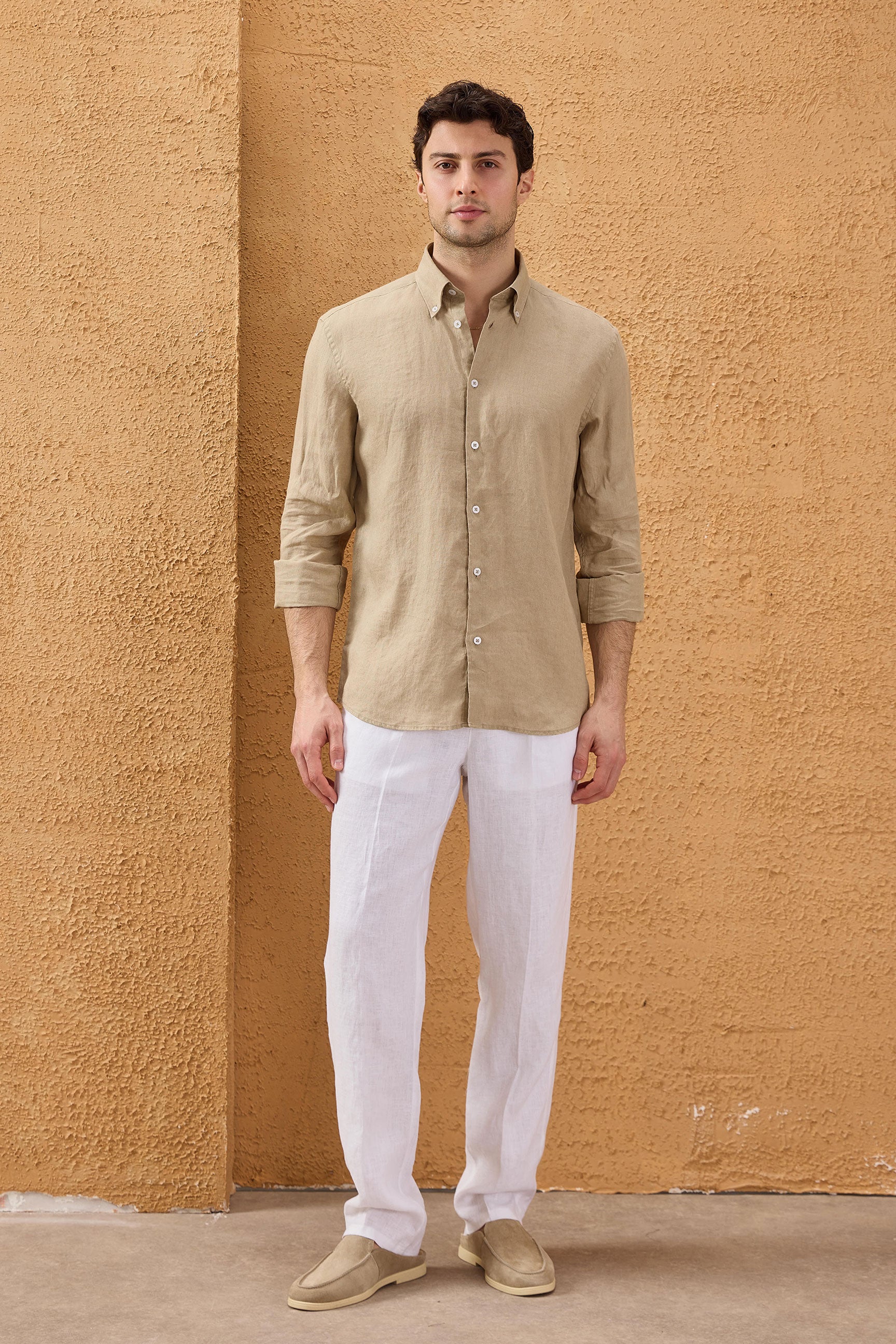 Camisa masculina de linho puro bege escuro, manga comprida, com botões, para o verão.