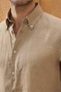 Camisa masculina de linho puro bege escuro, manga comprida, com botões, para o verão.
