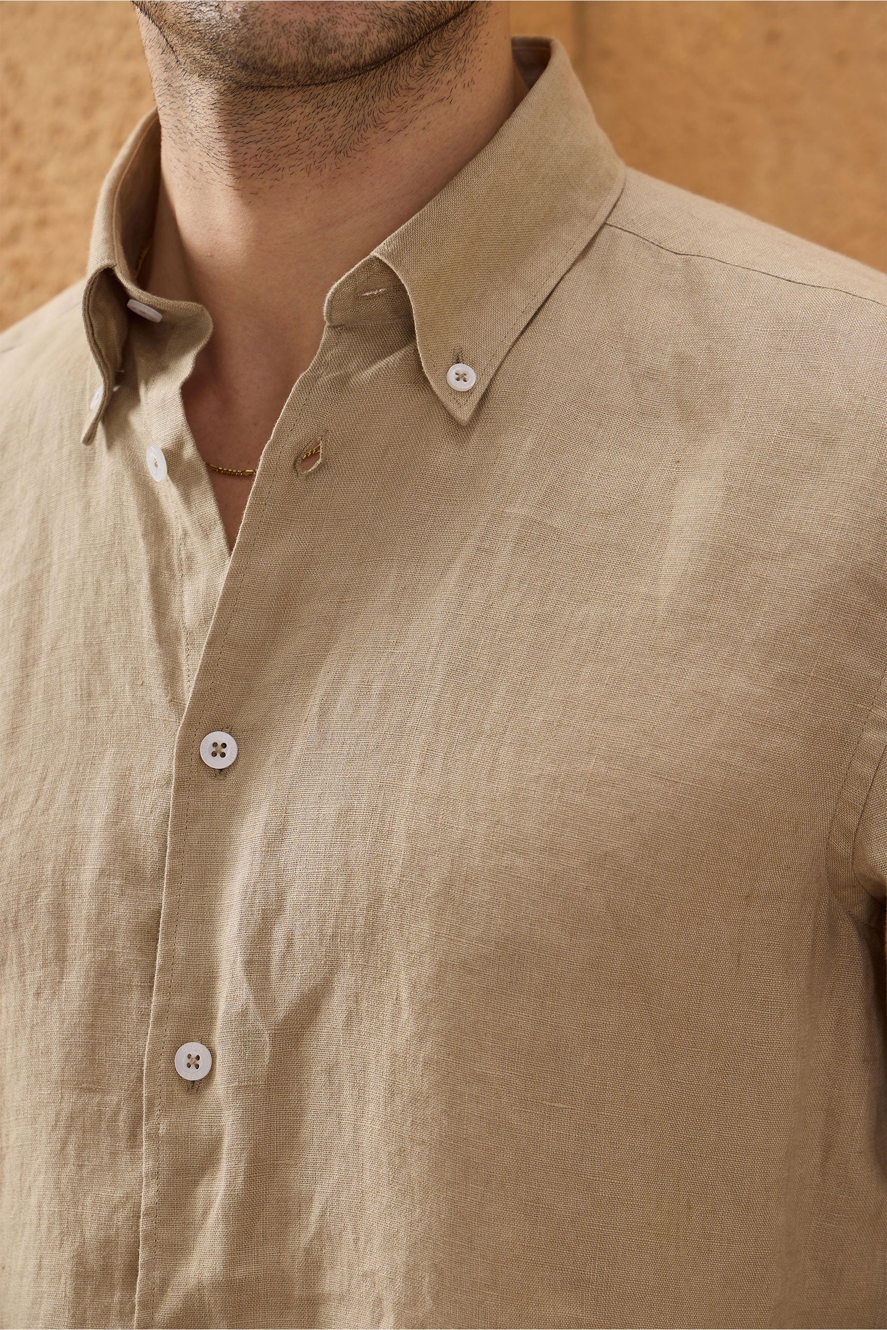 Camisa masculina de linho puro bege escuro, manga comprida, com botões, para o verão.