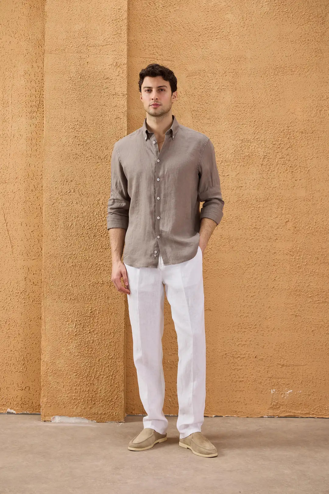 Camisa masculina de linho puro marrom claro, manga longa, com botões, para o verão.