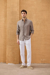 Camisa masculina de linho puro marrom claro, manga longa, com botões, para o verão.
