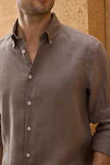 Camisa masculina de linho puro marrom claro, manga longa, com botões, para o verão.
