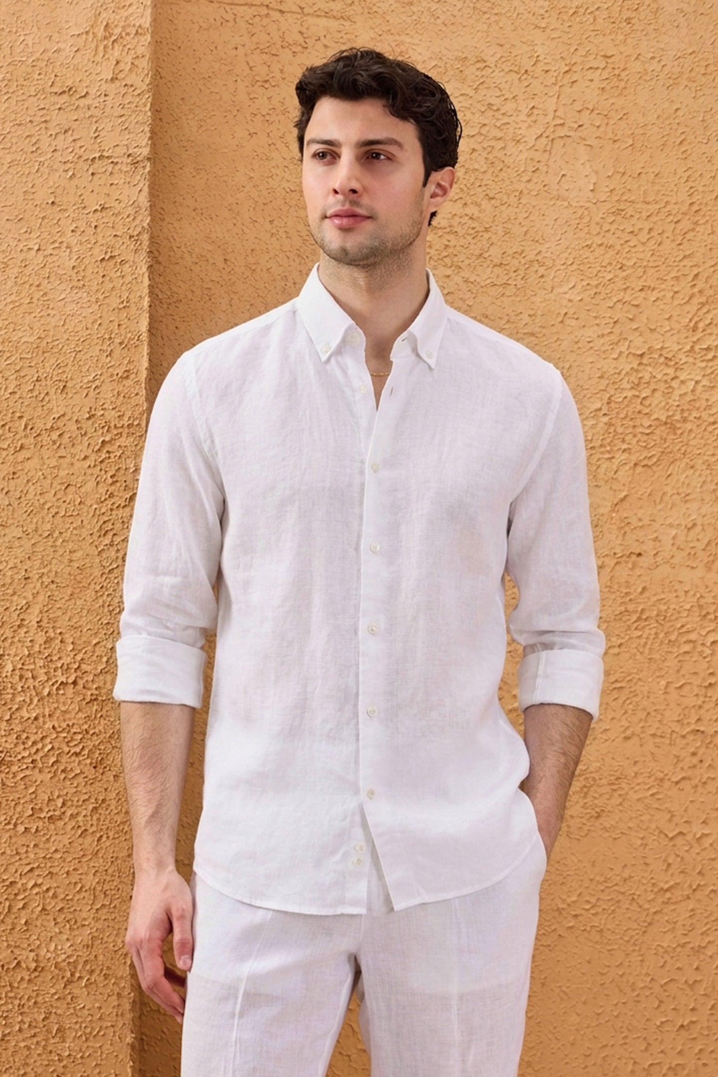 Camisa masculina branca de linho puro, manga comprida, com botões, para o verão.