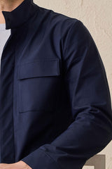 Conjunto masculino elegante e casual com jaqueta safari em mistura de algodão azul-marinho e calça branca.