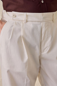 Conjunto masculino elegante e casual com jaqueta safari bege em mistura de algodão e calça branca.