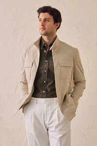 Conjunto masculino elegante e casual com jaqueta safari bege em mistura de algodão e calça branca.