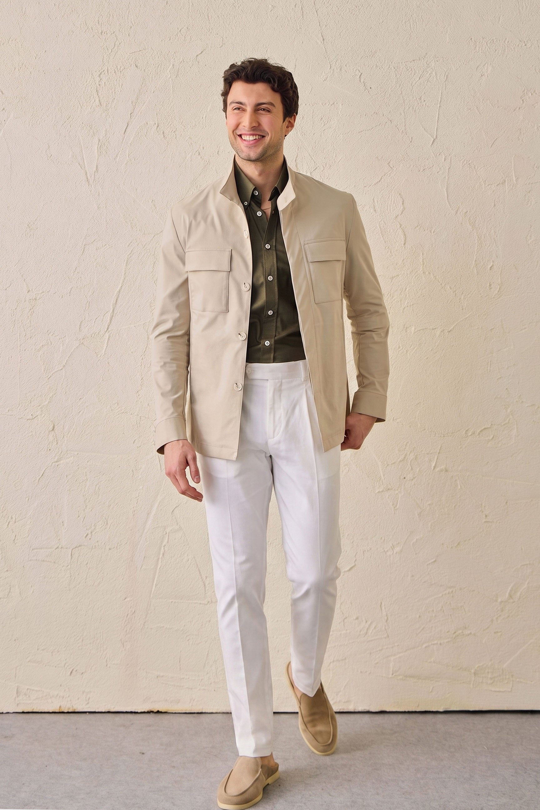 Conjunto masculino elegante e casual com jaqueta safari bege em mistura de algodão e calça branca.