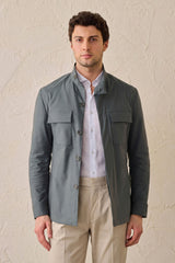 Conjunto masculino casual elegante com jaqueta safari verde-sálvia em mistura de algodão e calça bege.