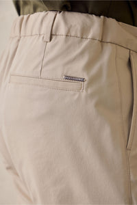Calças bege plissadas casuais elegantes para homem, corte clássico.
