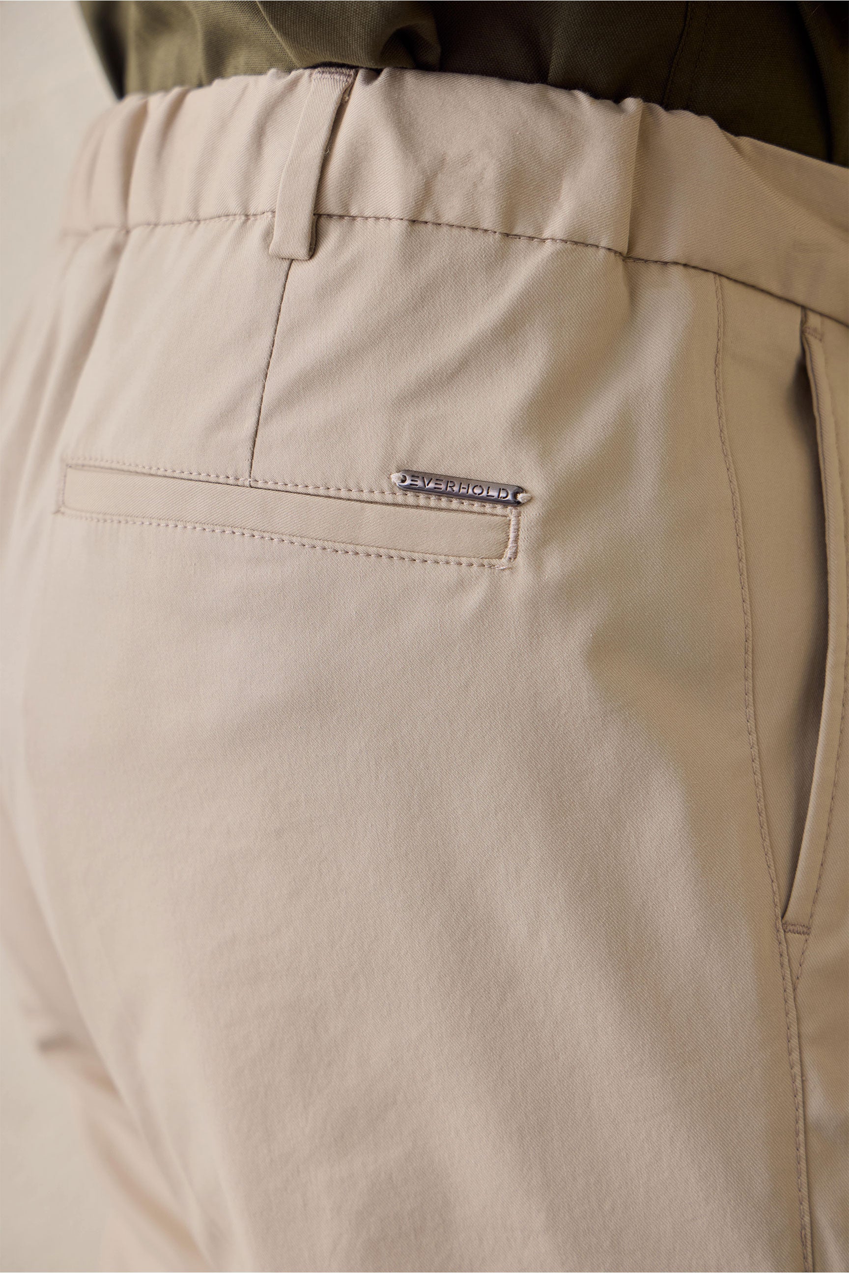 Calças bege plissadas casuais elegantes para homem, corte clássico.