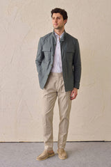 Conjunto masculino casual elegante com jaqueta safari verde-sálvia em mistura de algodão e calça bege.