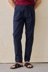 Terno masculino azul-marinho estilo safari, duas peças, elegante e casual, com gola alta e tecido elástico.