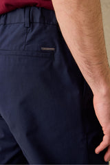 Calças masculinas clássicas de alfaiataria com pregas, corte elegante e casual.