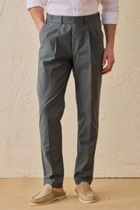 Terno masculino verde sálvia, estilo safari, elegante e casual, duas peças, gola alta, tecido elástico.