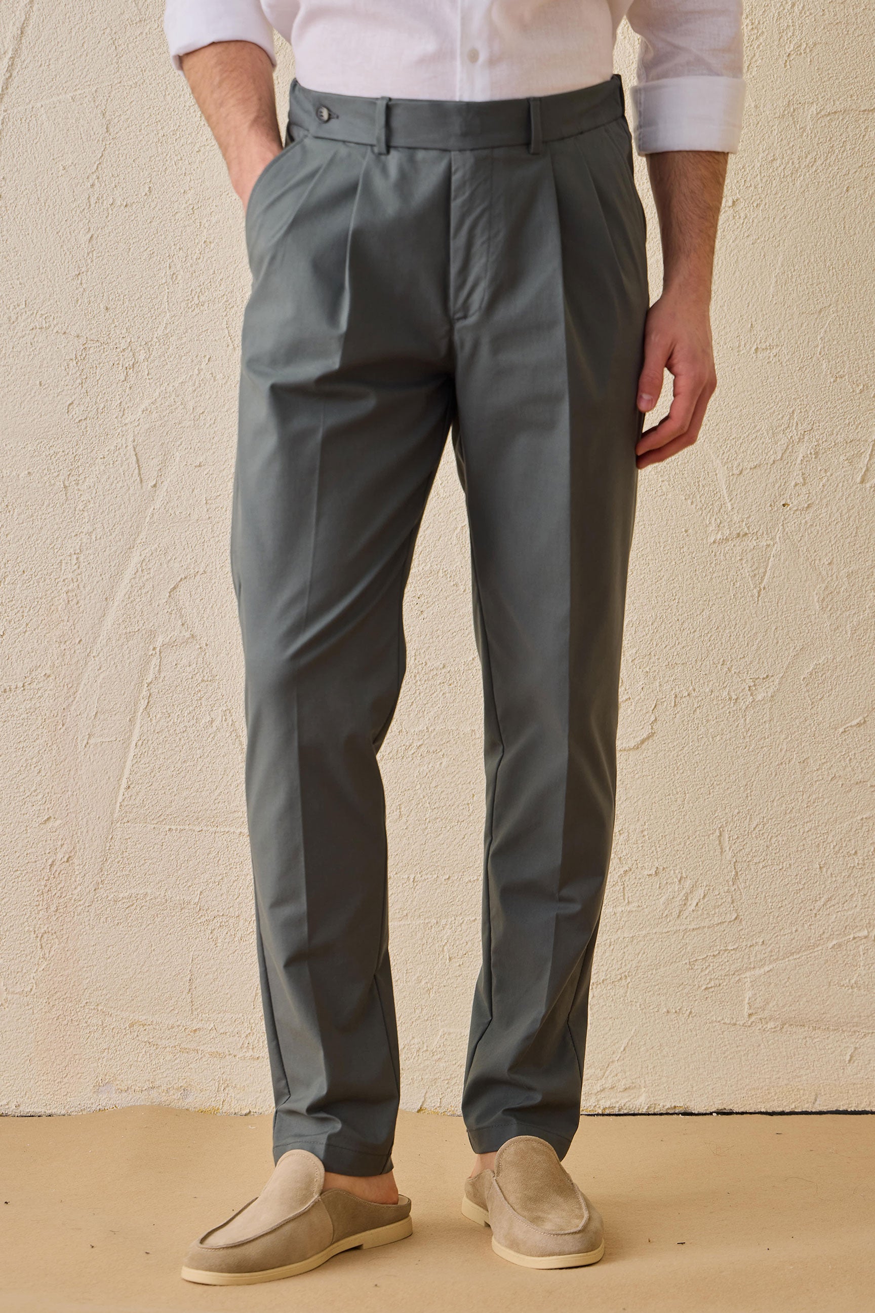 Terno masculino verde sálvia, estilo safari, elegante e casual, duas peças, gola alta, tecido elástico.