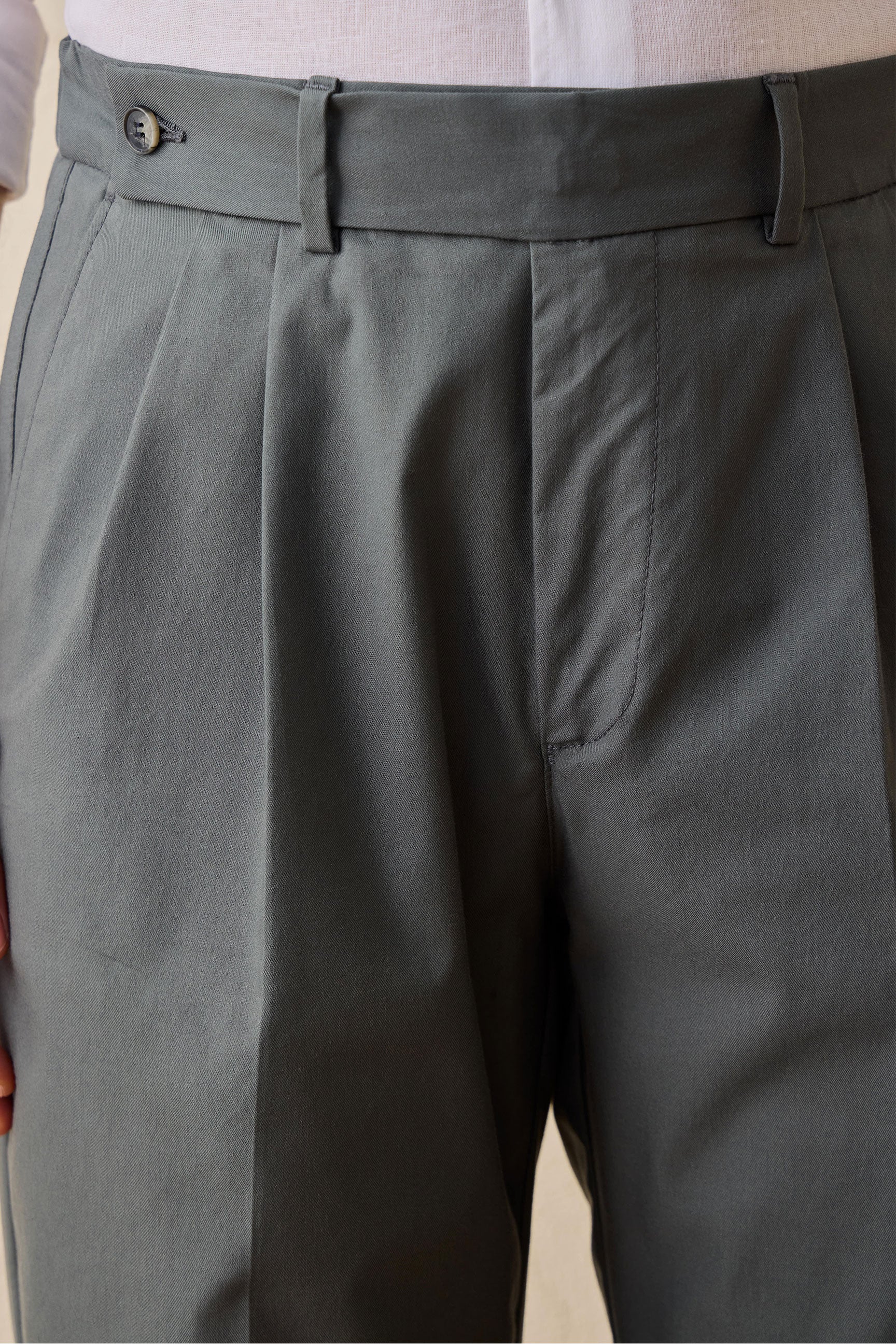 Terno masculino verde sálvia, estilo safari, elegante e casual, duas peças, gola alta, tecido elástico.