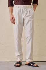 Terno masculino branco de duas peças, estilo safari, com gola alta e tecido elástico.