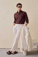 Terno masculino branco de duas peças, estilo safari, com gola alta e tecido elástico.