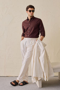 Terno masculino branco de duas peças, estilo safari, com gola alta e tecido elástico.