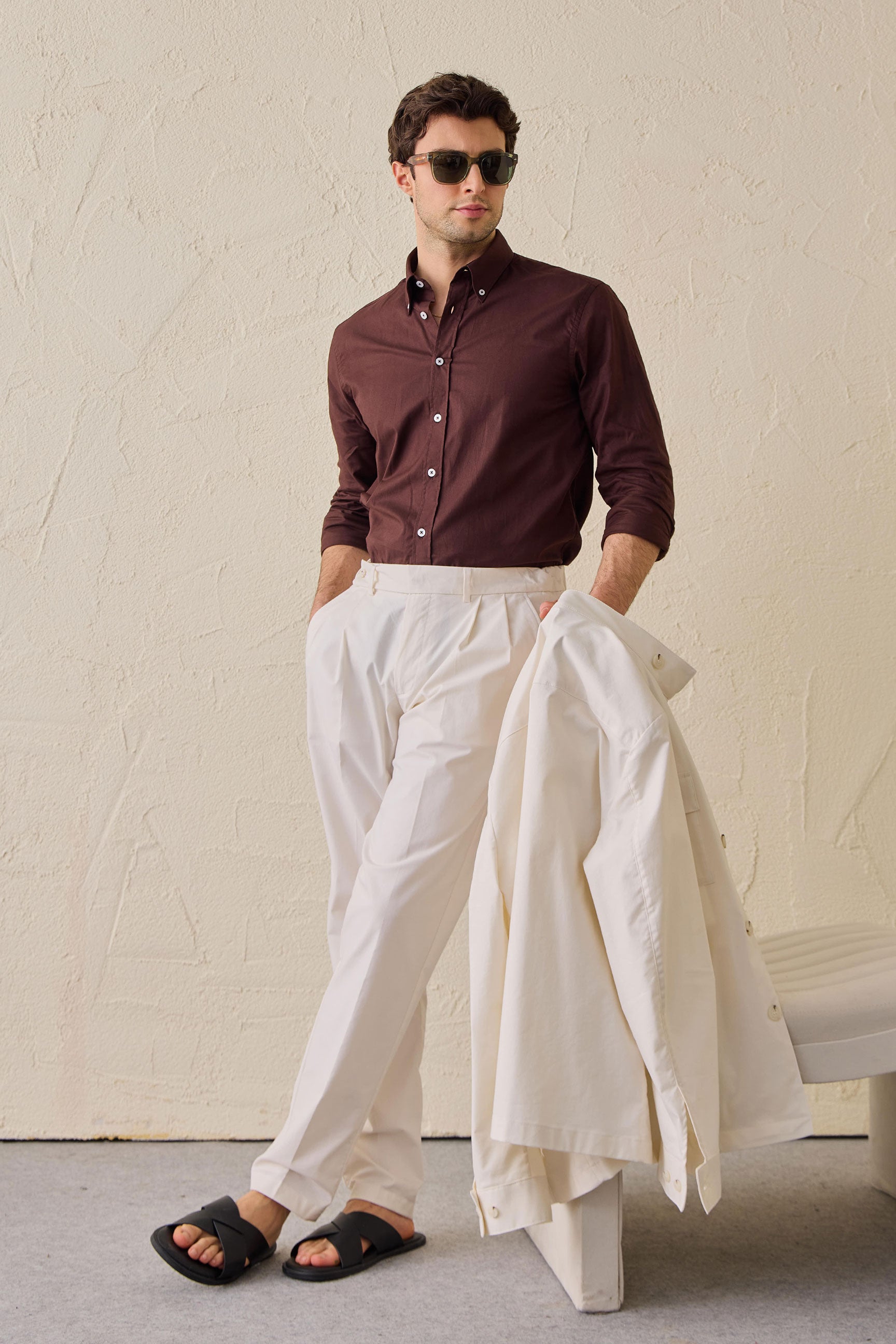 Terno masculino branco de duas peças, estilo safari, com gola alta e tecido elástico.